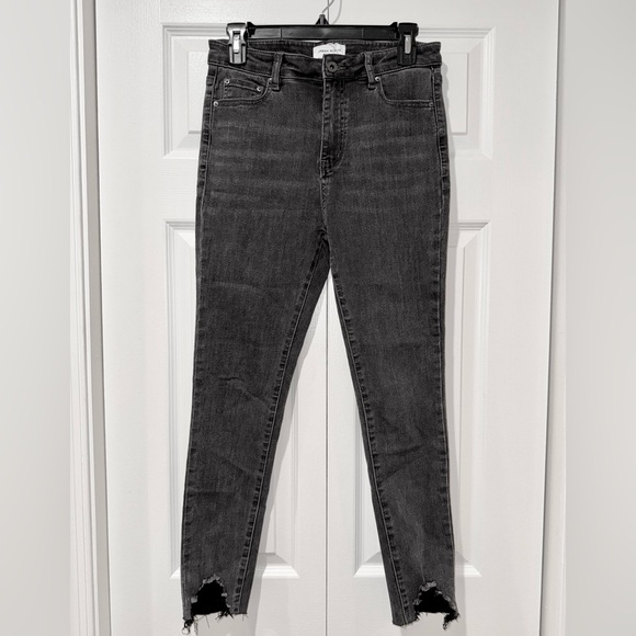 Urban Revivo Jeans Sz 4 High Rise Skinny Black Fade Ripped Raw Hem Stretch - Picture 1 of 10